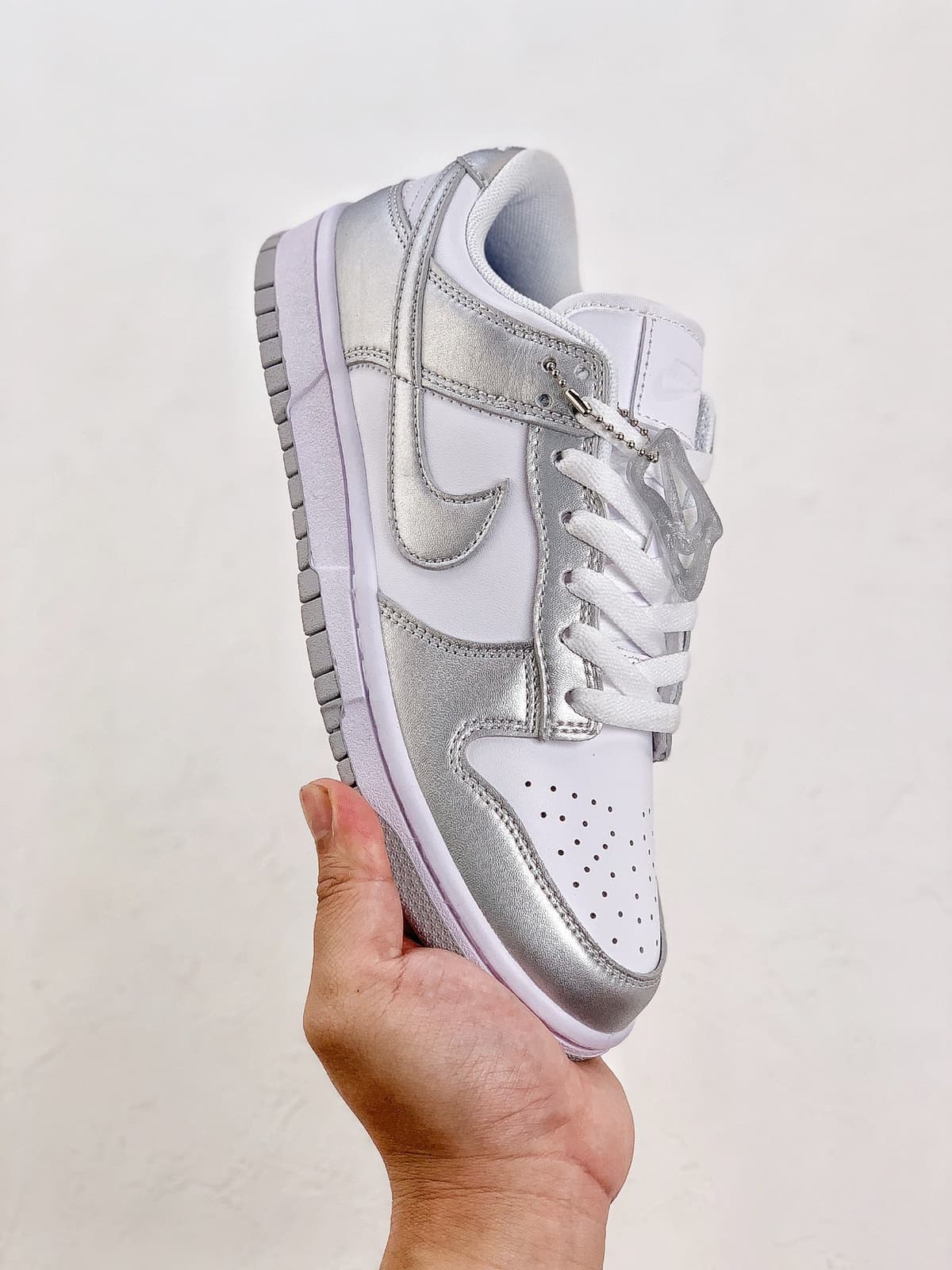 Nike Dunk Low Metallic Silver.
