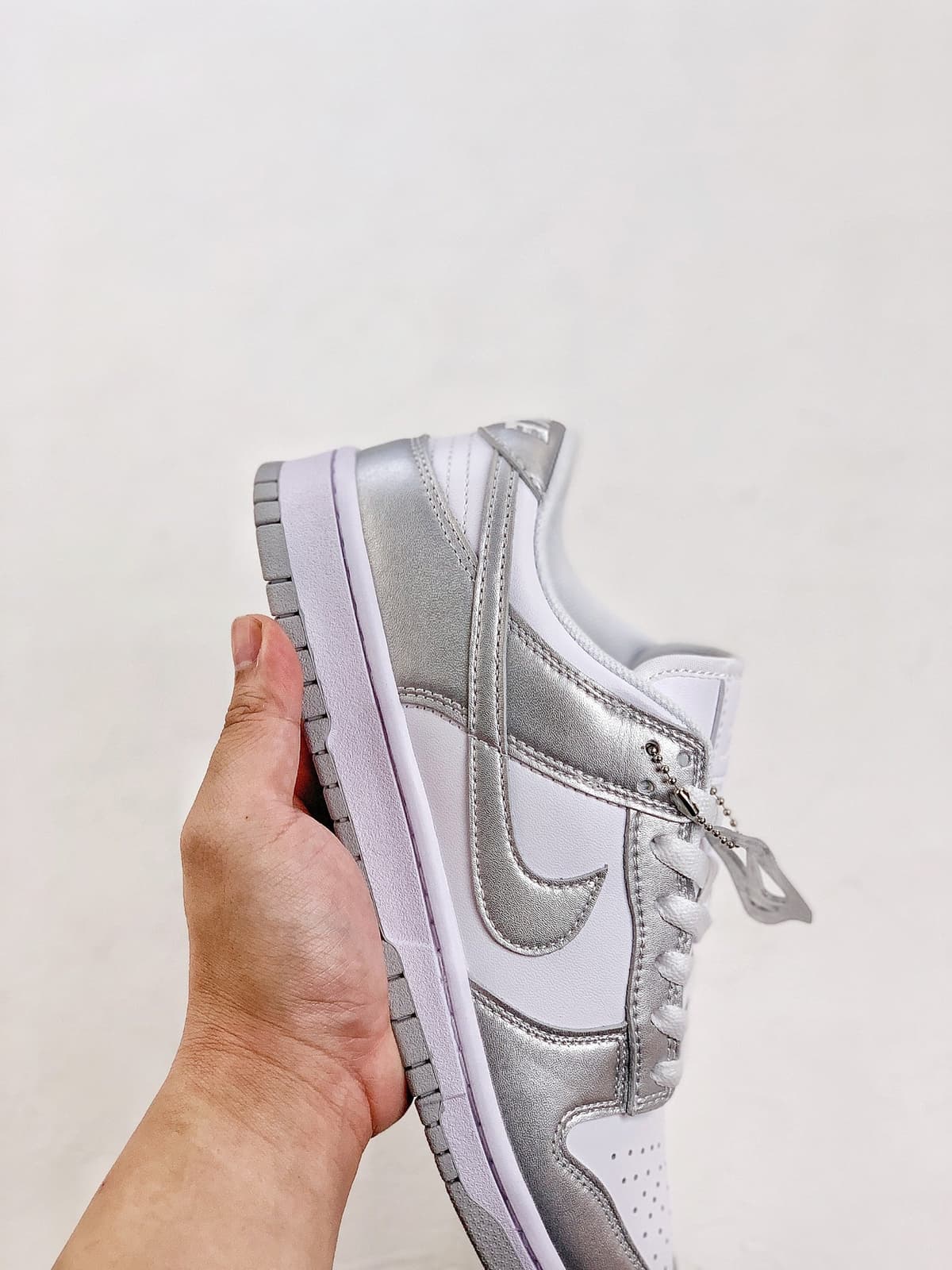 Nike Dunk Low Metallic Silver.