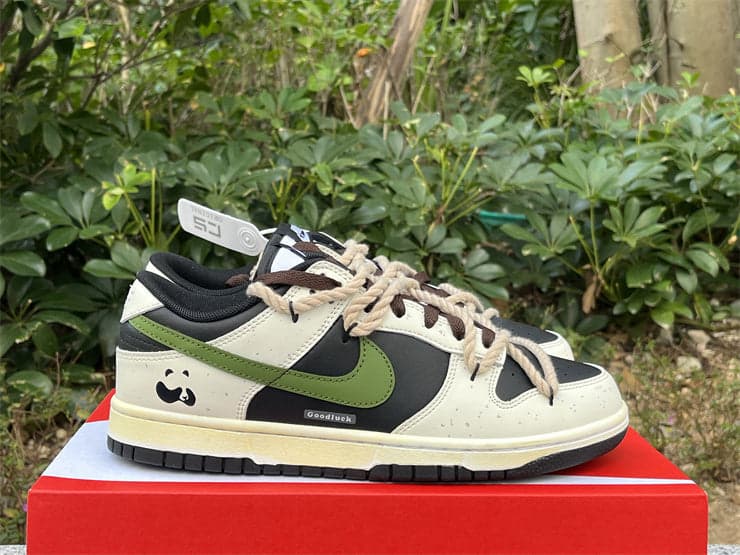 NIKE DUNK SB LOW PANDA Branco Preto e Verde.