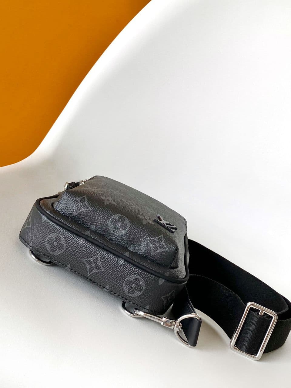 Bolsa Avenue Sling Bag Monograma Eclipse Black