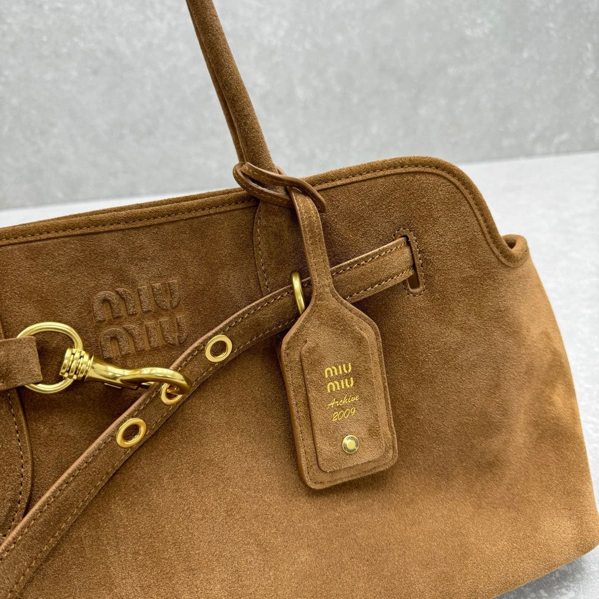Bolsa Miu Miu Aventure em camurça