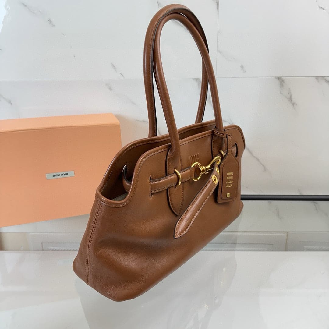 Bolsa Miu Miu Aventure Carvalho.