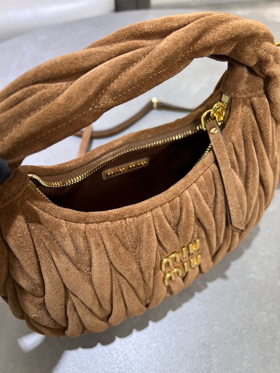 Bolsa Miu Miu Wander Matelassé Suede Hobo Bag