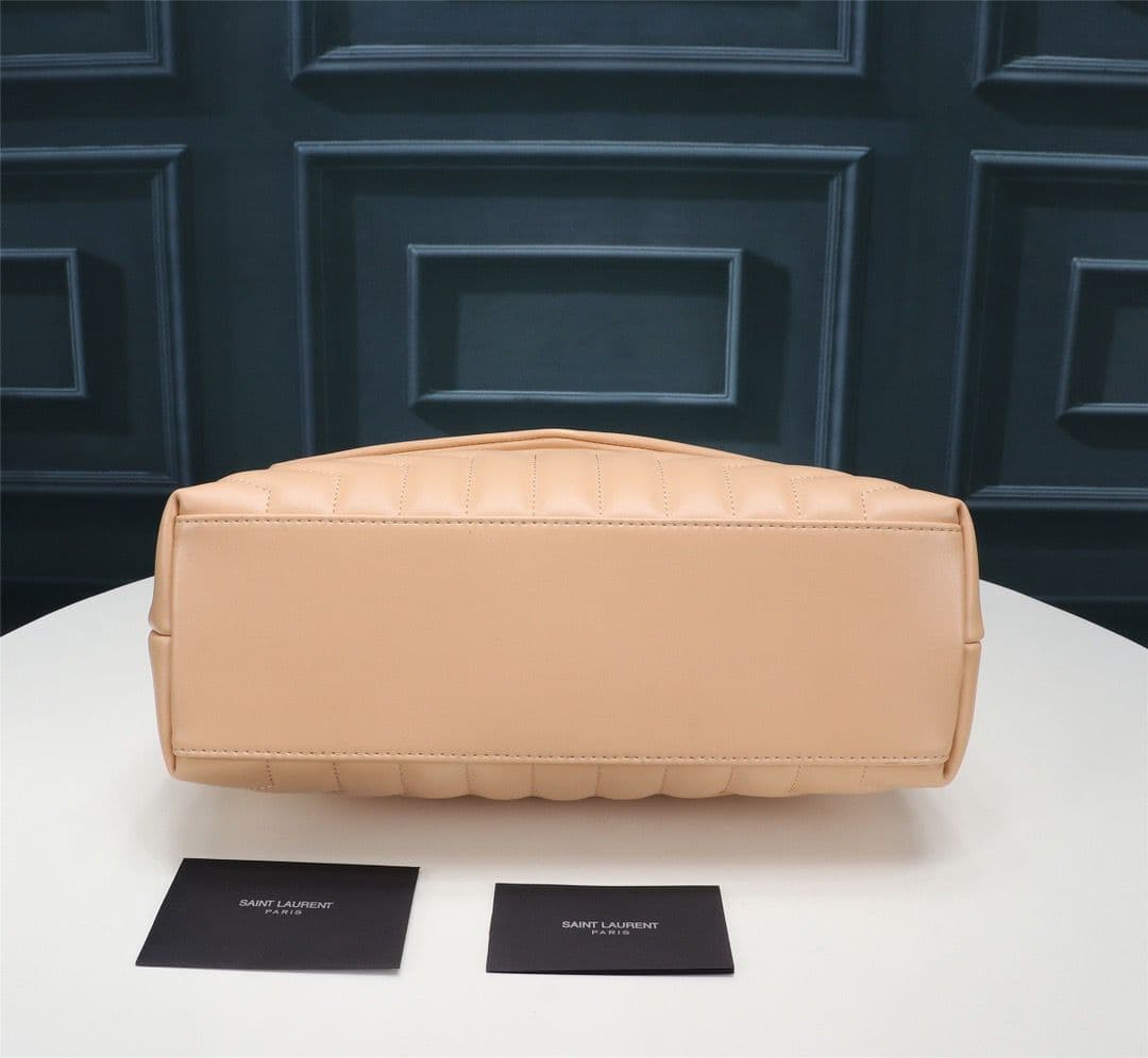 Bolsa Saint Laurent Loulou Média em Couro Matelassê Bege com Ferragens Prateadas .