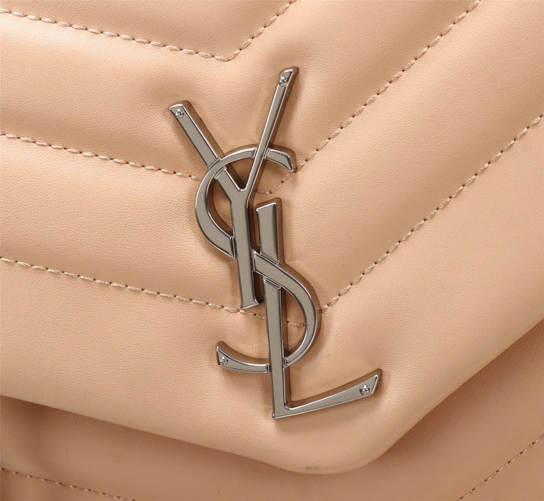 Bolsa Saint Laurent Loulou Média em Couro Matelassê Bege com Ferragens Prateadas .