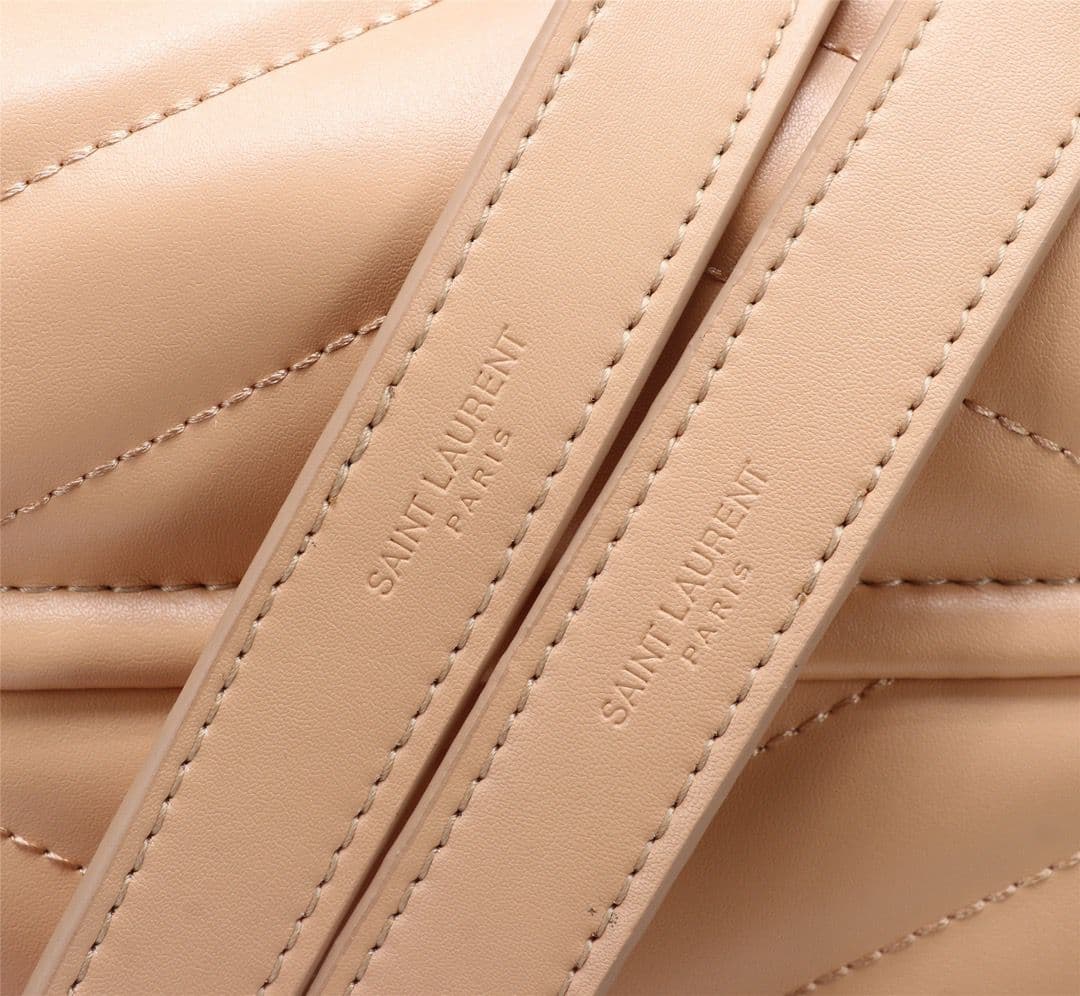 Bolsa Saint Laurent Loulou Média em Couro Matelassê Bege com Ferragens Prateadas .