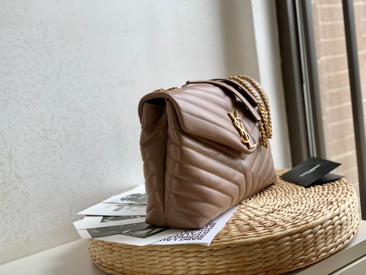 Bolsa Saint Laurent Loulou Média em Couro Matelassê Dark Bege com Ferragens Douradas .