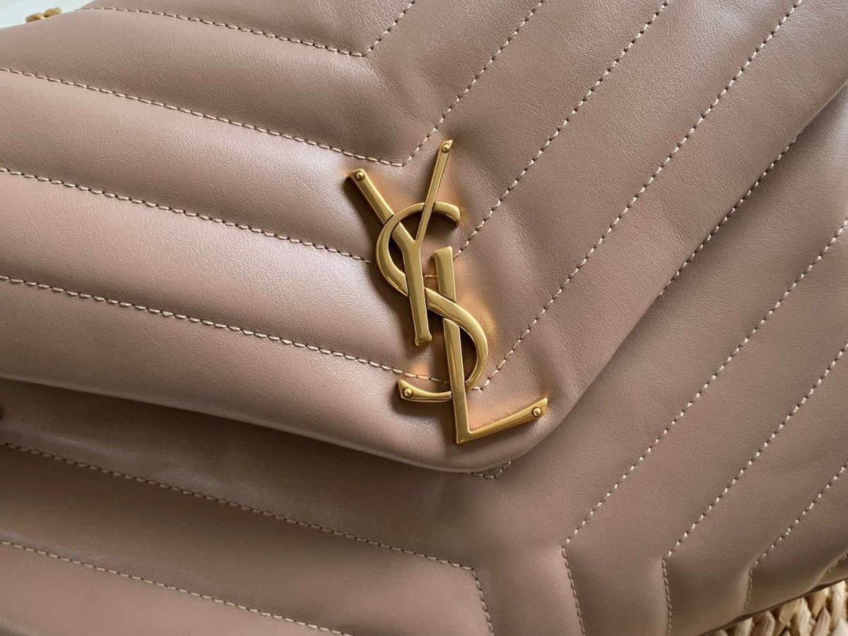 Bolsa Saint Laurent Loulou Média em Couro Matelassê Dark Bege com Ferragens Douradas .
