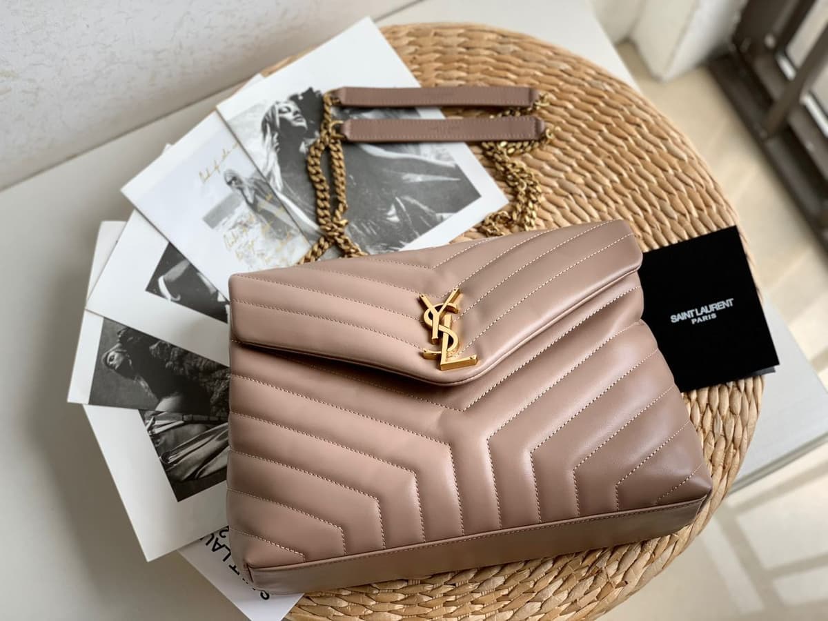 Bolsa Saint Laurent Loulou Média em Couro Matelassê Dark Bege com Ferragens Douradas .