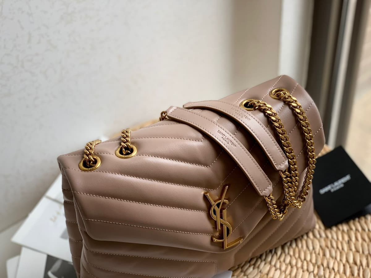 Bolsa Saint Laurent Loulou Média em Couro Matelassê Dark Bege com Ferragens Douradas .
