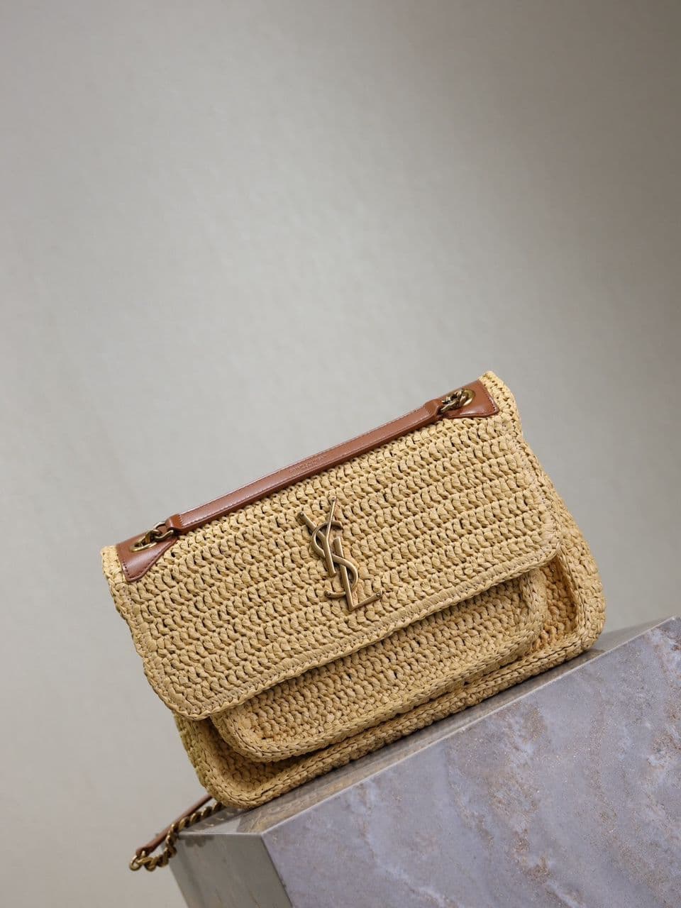 Bolsa Saint Laurent Niki Raffia Chain Medium Natural .