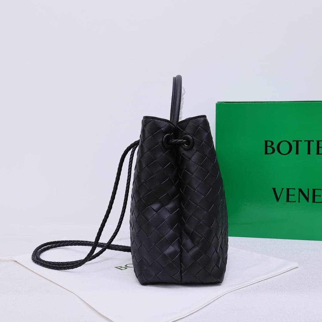 Bottega Veneta Andiamo Bag Large Black .