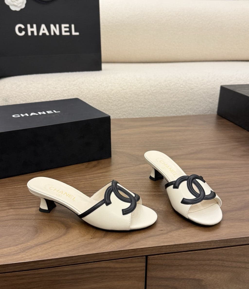 Chanel Interlocking CC Heeled Mules Ivory & Black. Salto 5 cm.