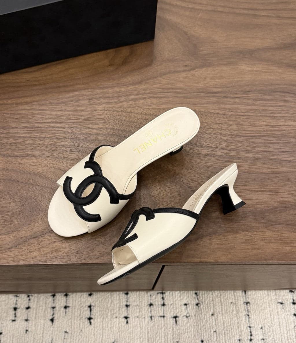 Chanel Interlocking CC Heeled Mules Ivory & Black. Salto 5 cm.