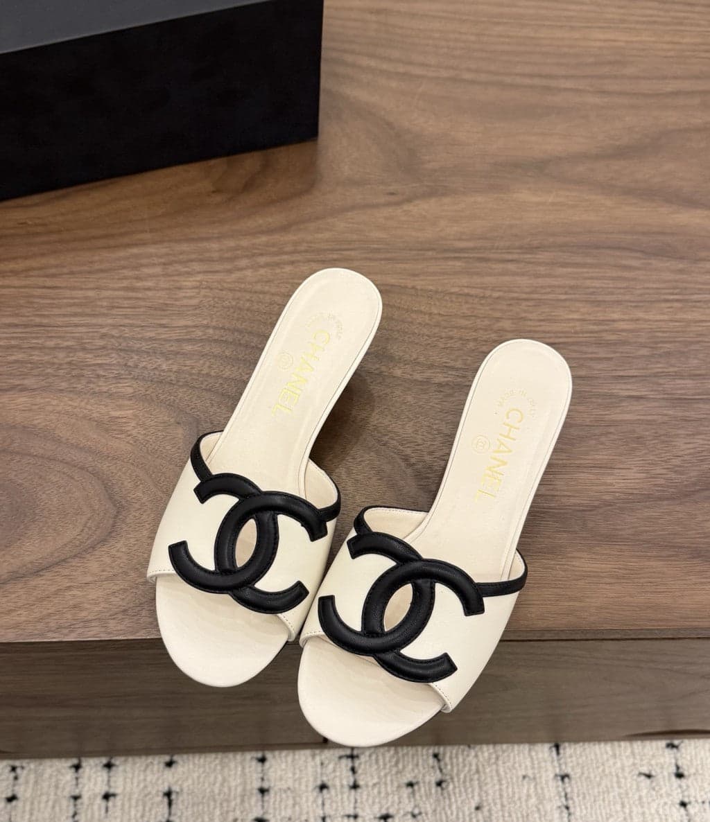 Chanel Interlocking CC Heeled Mules Ivory & Black. Salto 5 cm.