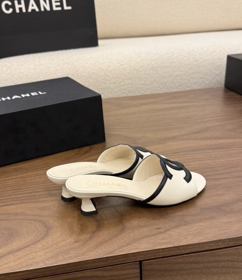 Chanel Interlocking CC Heeled Mules Ivory & Black. Salto 5 cm.