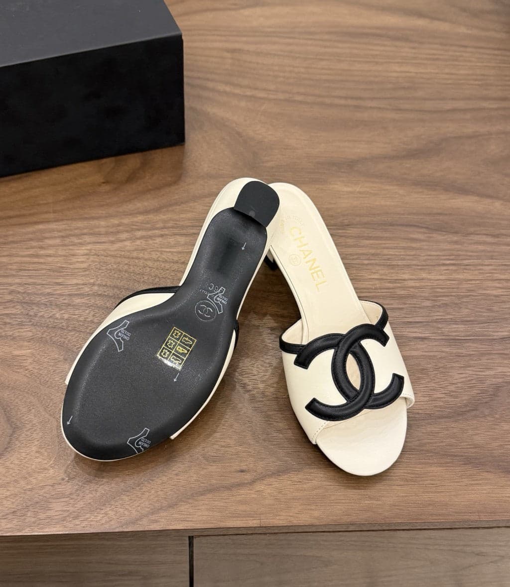 Chanel Interlocking CC Heeled Mules Ivory & Black. Salto 5 cm.