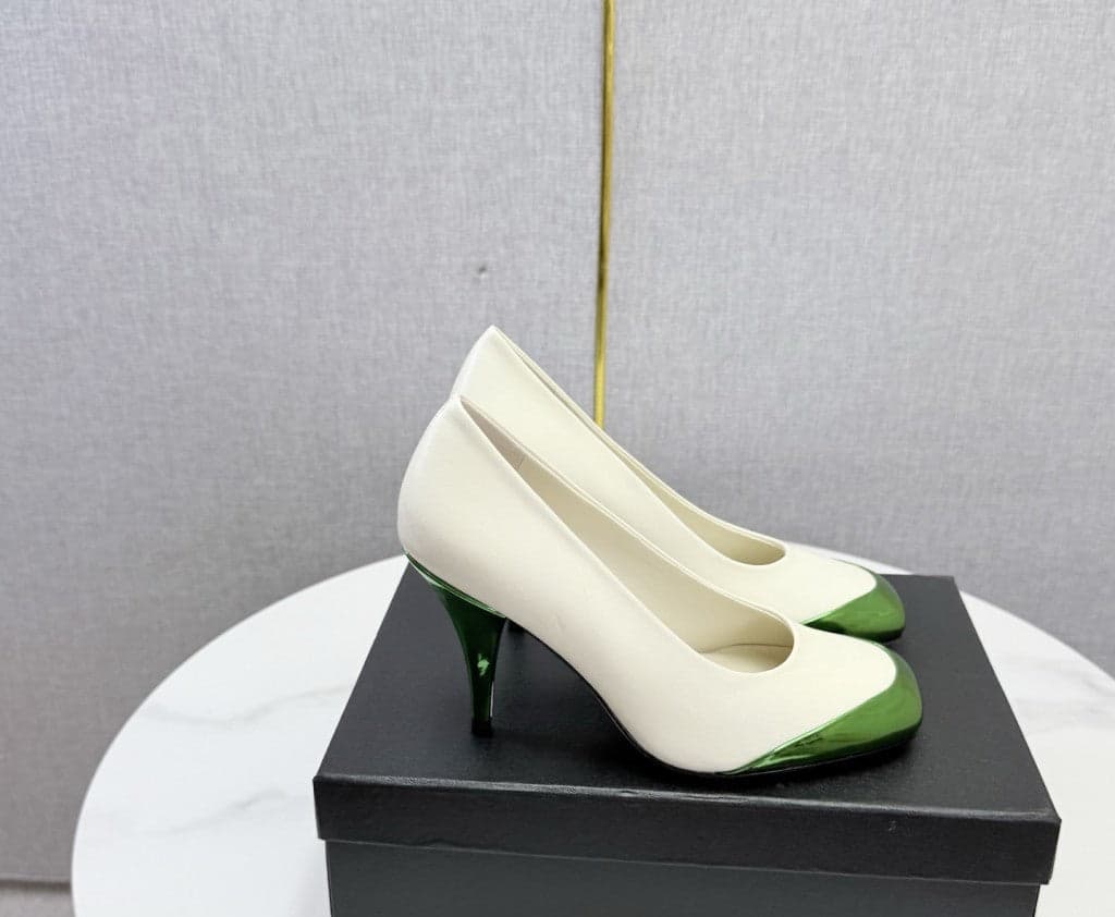 Chanel Square-Toe Cap-Toe Pumps in White & Metallic Green Leather. Salto 9 cm.