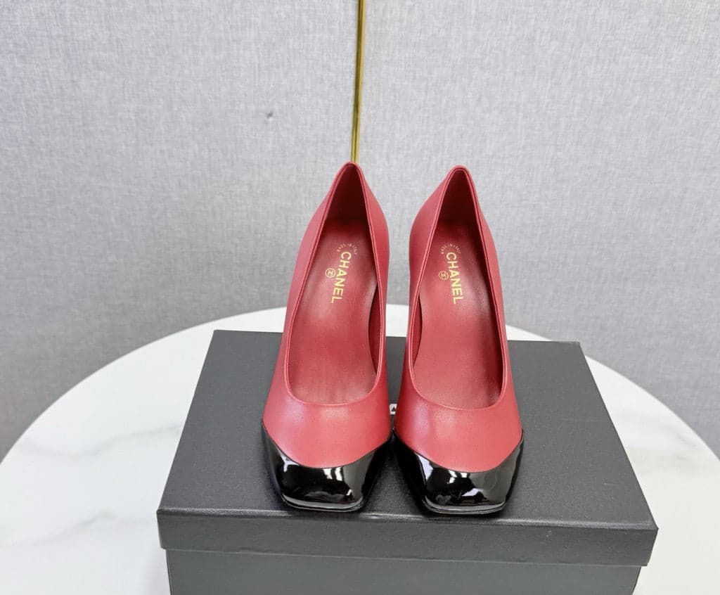 Chanel Square-Toe Cap-Toe Pumps in Red & Black Leather. Salto 9 cm.