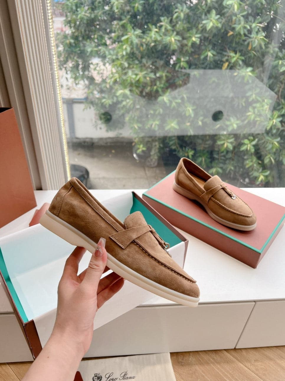 Loro Piana Summer Walk Camurça Marrom.