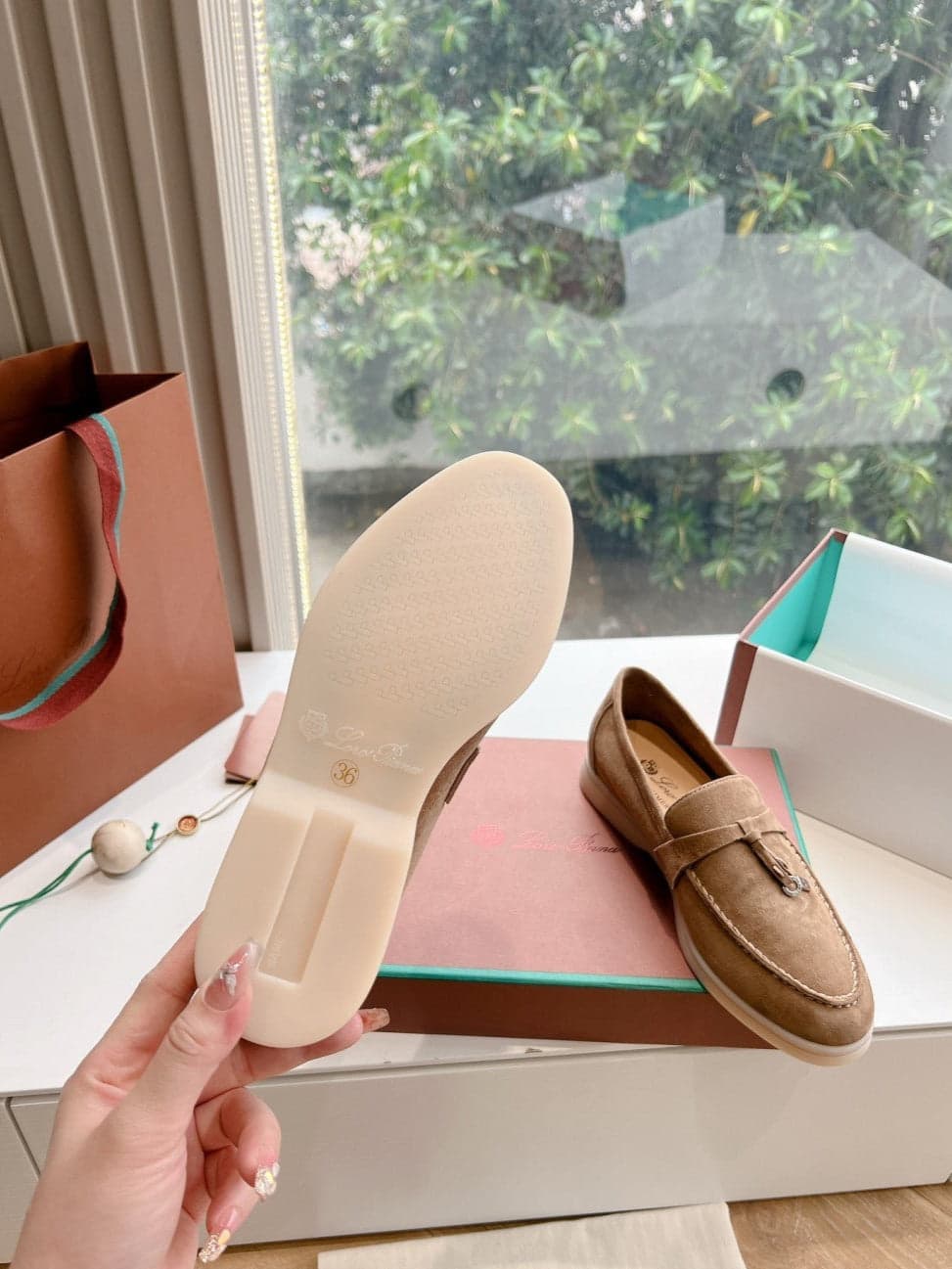 Loro Piana Summer Walk Camurça Marrom.