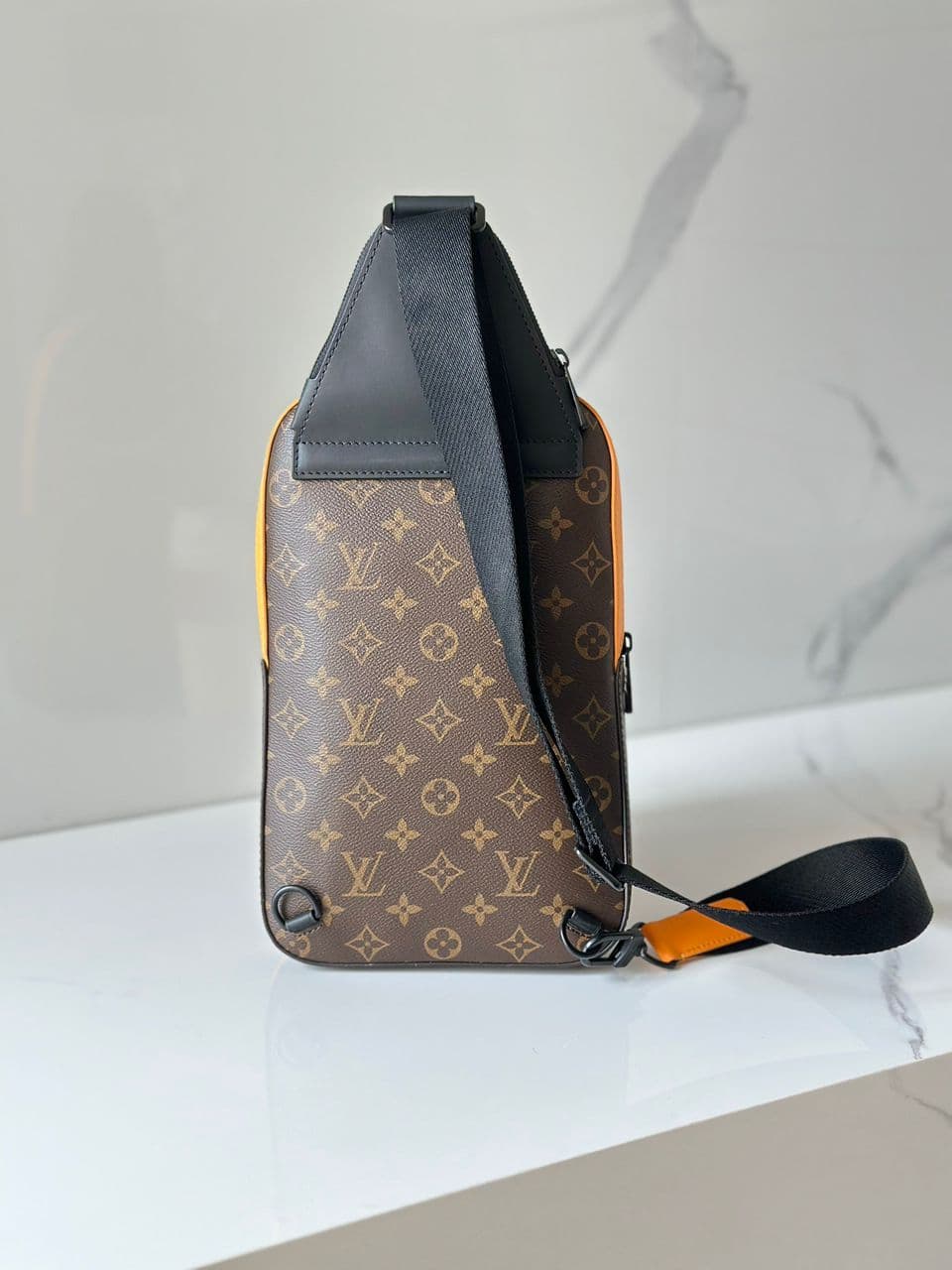 Bolsa Avenue Sling Bag Monograma Eclipse Brown