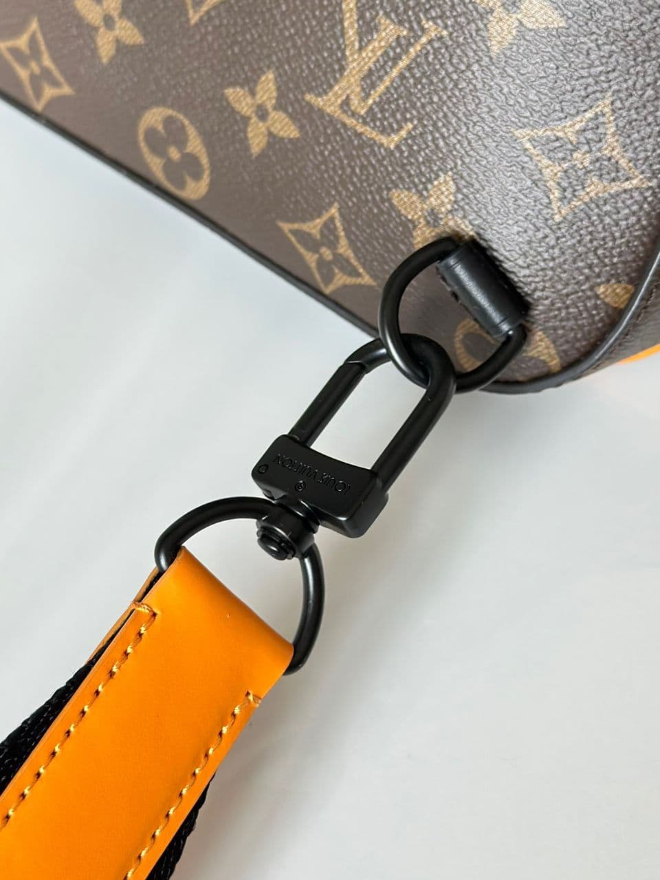 Bolsa Avenue Sling Bag Monograma Eclipse Brown