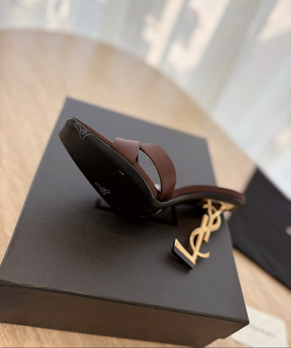 Saint Laurent Mules Opyum Em Crepe De Cetim Marrom Escuro