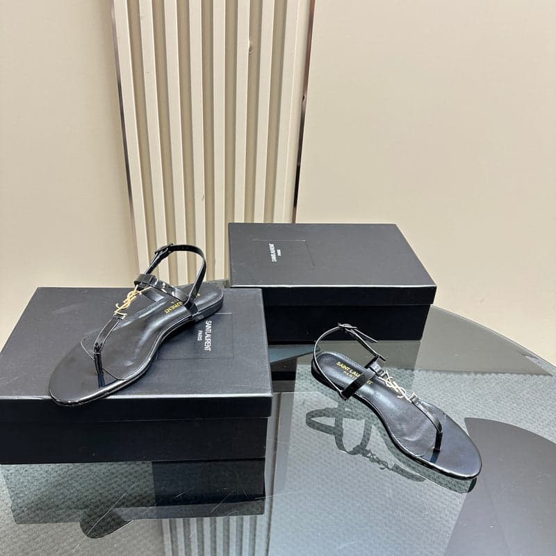 Saint Laurent Sandalia cassandra em couro envernizada