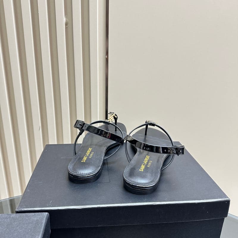 Saint Laurent Sandalia cassandra em couro envernizada (Pronta entrega)